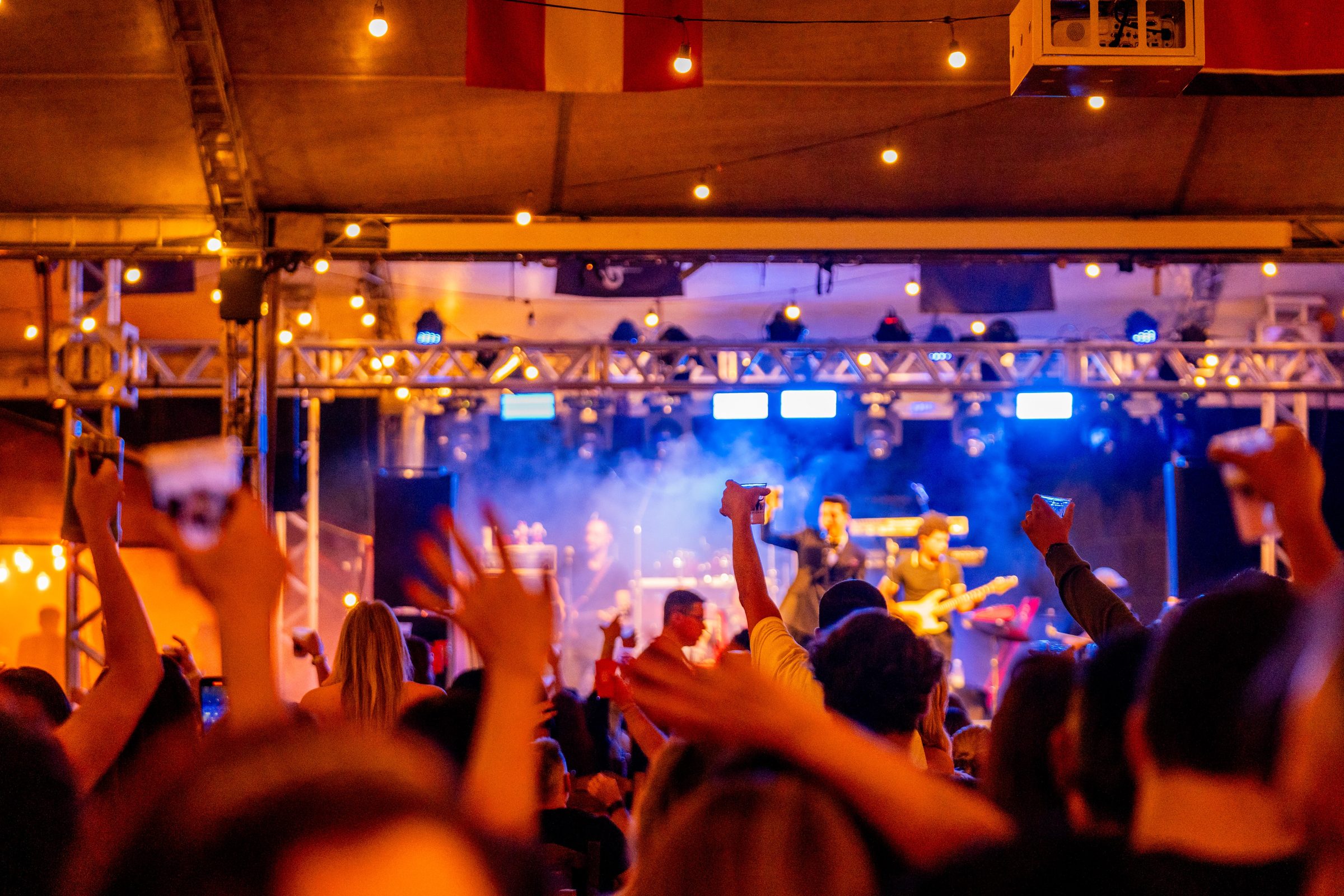 Público no espaço de shows do Toro Negro